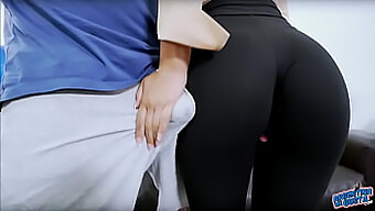 Latina Teenagere I Sorte Leggings: En Must-See Boble Butt Display