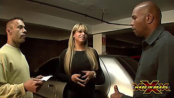 Angel Lima Dirige Le Cul D'Une Femme D'Affaires Sans Argent Vers Des Agents De Sécurité Pour Violation De Parking En Pleine Scène