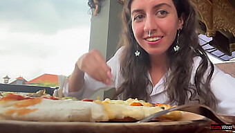 Slanke Schoonheid Katty West Geniet Van Een Rommelige Pizza In Een Openbaar Café