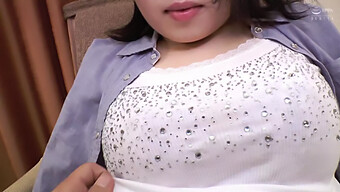 Reife Japanische Hausfrau Mit G-Cup Busen Genießt Creampie Auf Monitor