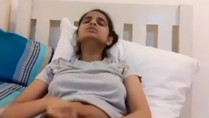 La Fille Sri-Lankaise Desi Montre Ses Courbes Et Se Masturbe Devant La Caméra