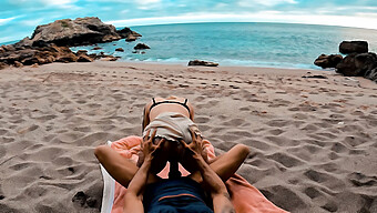 Pasangan Amatur Menikmati Seks Awam Di Pantai Semasa Bercuti.