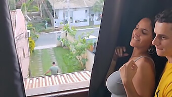 La Esposa Tiene Una Aventura Caliente Con El Amigo De Su Marido Mientras Él Está Fuera De La Jardinería.