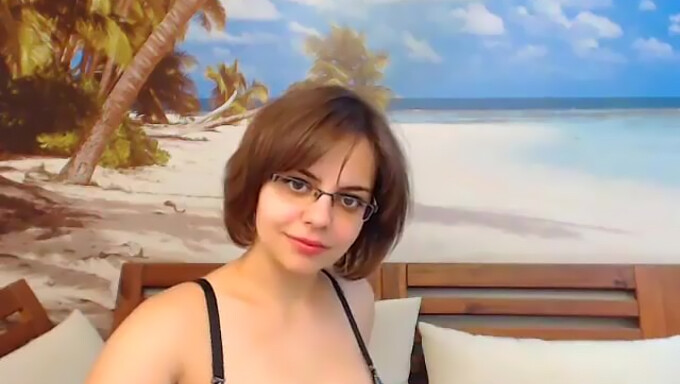 Latina Amateur Con Gafas Se Desnuda Y Expone Sus Grandes Tetas Naturales