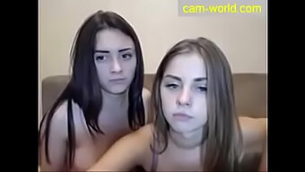 Dua Gadis Rusia Berbagi Ciuman Yang Penuh Gairah - Video Lesbian Amatir