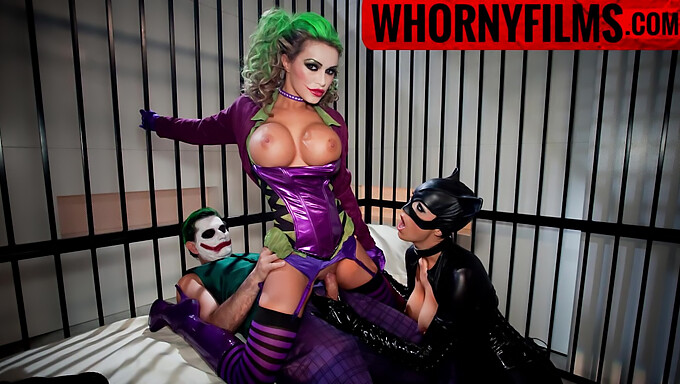 Tre Kåte Kvinner Hengir Seg Til Het Cosplay-Fantasi Med Joker Og Cat Woman - Horny Films