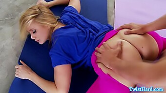 La Glamour Bionda Aj Applegate Fa Piacere Orale Nei Pantaloni Da Yoga