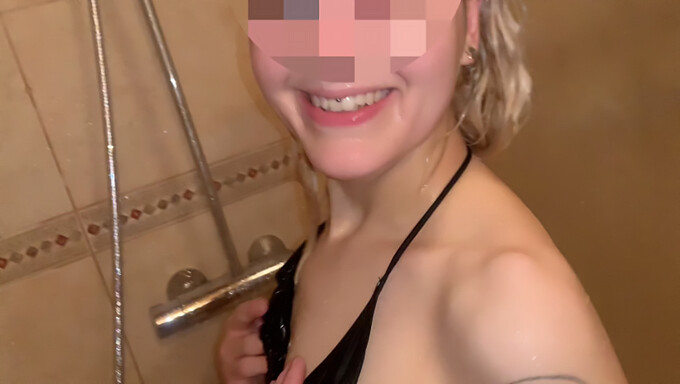 Junges Italienisches Mädchen Wird Anal Unter Der Dusche Mit Amateur-Blowjob Und Prügel