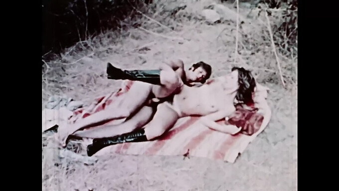 Romance Retro: Momentos Íntimos De Um Jovem Casal Em Um Cenário Clássico