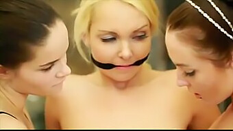 Trois Filles Dans Un Trio Lesbien Chaud D'Adolescentes | Plus De Vidéos Sur Likefucker.Com