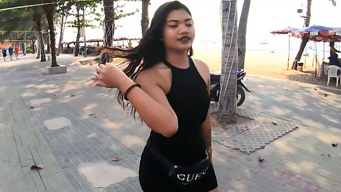 Thailändische Teenagerin Mit Großem Arsch Erfüllt Ihren Traum, Einen Hardcore-Film Mit Einem Gut Bestückten Touristen Zu Machen