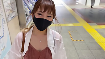 Trotz Ihrer Geringen Statur Rühmt Sich Dieses Japanische Girl Mit Einem F-Körbchen Busen Und Liebt Es, Mit Ihren Mündlichen Fähigkeiten Zu Beglücken