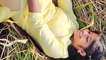 Indian Riya Bhabh1 Gets Fucked By A Big Cock In The Fields