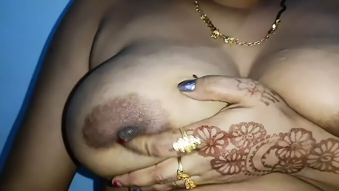 Remaja 18+ (18+) Mengelus Dan Memijat Payudara Desi Bhabhi