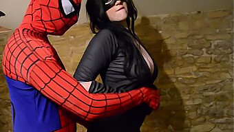 Vollbusige Cosplay-Katze Gibt Einen Blowjob Und Fingert Spidermans Schwanz