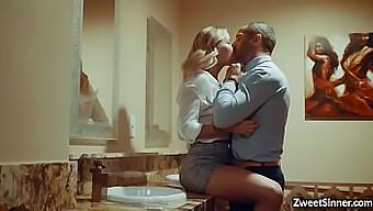 Zakenvrouw Jessa Rhodes Neemt Onverwachts Contact Op Met Haar Clandestiene Partner In Een Nabijgelegen Taverne, Wat Leidt Tot Intense Seksuele Activiteit In Het Toilet.