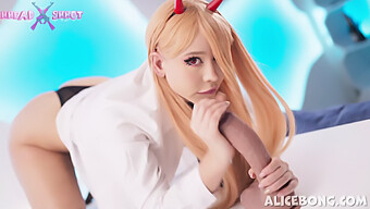 Alicebong明星在热辣的cosplay性爱中被巨大的阴茎支配