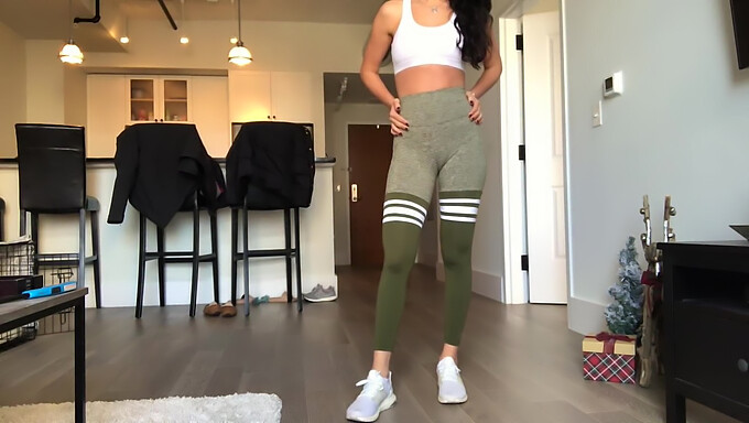 Tynd Babe Viser Sine Langbenede Aktiver Frem I Stramme Leggings Og Fodfetish-Tease