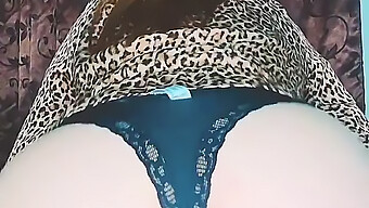 En Fantastisk Mexikansk Milf Tar Förföriskt Av Sig Sina Leggings I En Hemmagjord Video