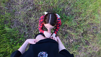 Adolescente Traviesa Seduce Y Recibe Una Paja En Un Entorno Forestal Capturado Desde Una Perspectiva Pov