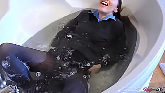 Eine Heiße Brünette Macht Ihre Neue College-Uniform Nass, Während Sie In Der Badewanne Ist.