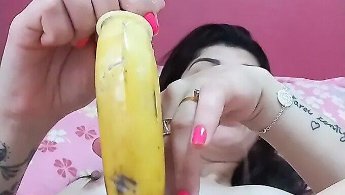 Giovane Latina Esplora Il Suo Lato Selvaggio Con Una Banana