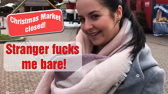 Een Europese Tiener Met Een Grote Kont Wordt Geneukt Door Een Vreemde Op De Kerstmarkt