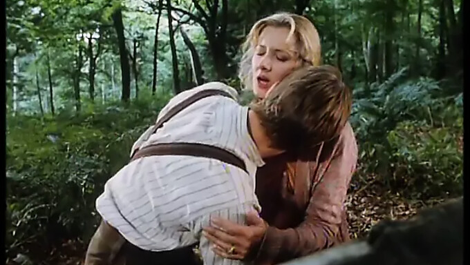 Klasický Retro Příběh Ženy, Která Zkoumá Svou Sexualitu S Joely Richardson