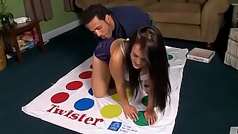 Yaz Menikmati Permainan Twister