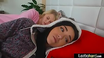 Întâlnire Fierbinte Între Adolescentele Lesbiene Lily Rader Și Kiley Jay