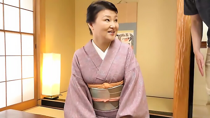 榎本美月がホットな一発で還暦を祝う