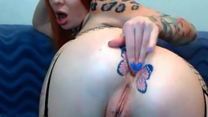 Tätowiertes Camgirl Mit Schmetterlings-Tattoo Nimmt Alles Auf