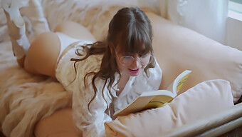 Riley Reid Si Eccita Mentre Legge Il Libro Del Suo Insegnante!