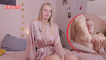 Jolien, Eine Blondine Mit Großen Natürlichen Titten Spielt Gerne Fußball Und Gibt Sich In Sexy Dessous Dem Selbstvergnügen Hin