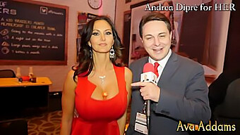 Ava Addams, Okul Kızı Kıyafetiyle Büyük Göğüslerini Sergiliyor