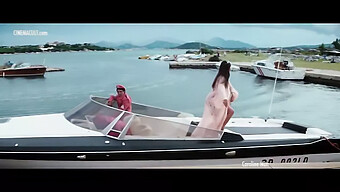 Una Collezione Di Ragazze Bond Con Ursula Andress, Eva Green E Altre Bellezze Bionde Della Spiaggia In Sexy Abiti Trasparente