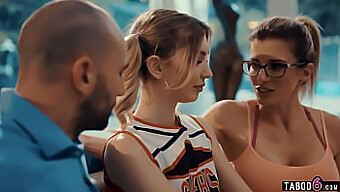 La Moglie Di Un Mentore Invita Una Giovane Cheerleader Per Un Incontro Sessuale Con Il Marito