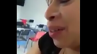 Um Professor Apaixonado Dá Uma Incrível Prazer Oral Na Sala De Aula.